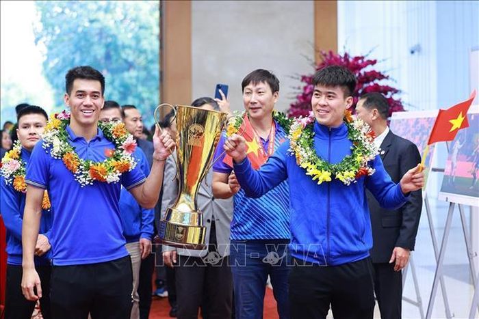 Tiến Linh và Duy Mạnh mang theo Cúp vô định ASEAN Cup 2024 đến dự buổi gặp mặt với Thủ tướng Phạm Minh Chính. Ảnh: Dương Giang/TTXVN